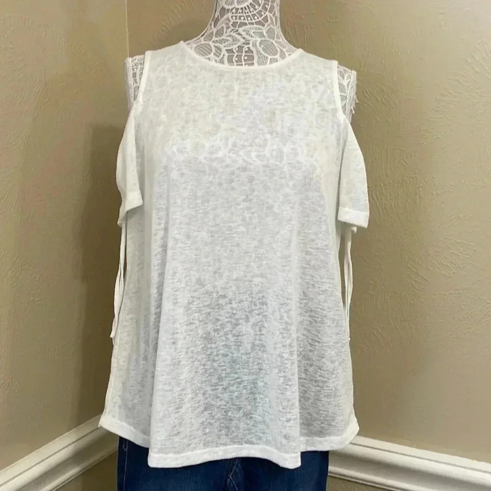 💛 White top from Maurices